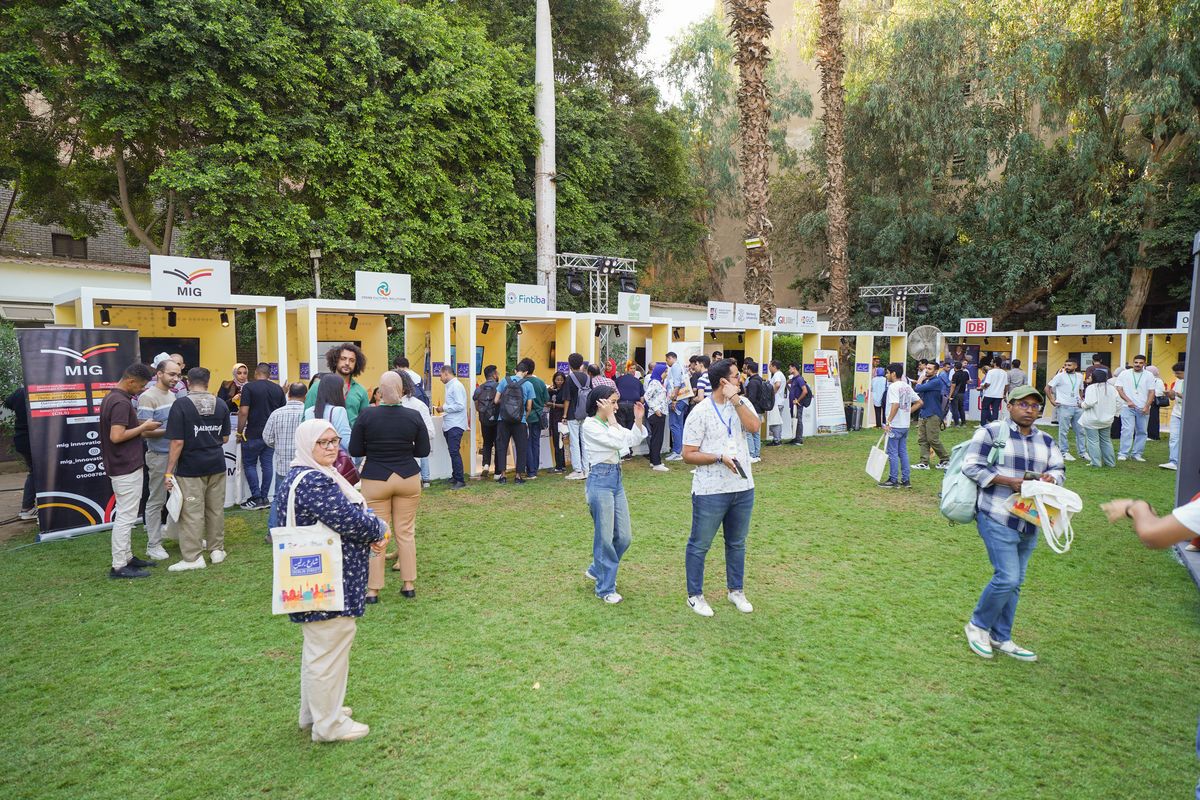 زوار يتجولون بين أجنحة العارضين في الحديقة